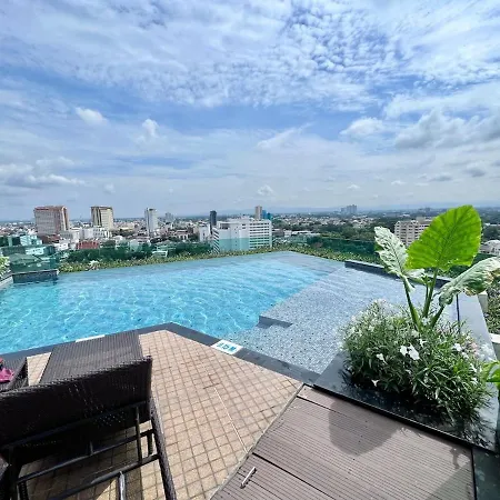 Grand 2-Bedroom Condo With Pool